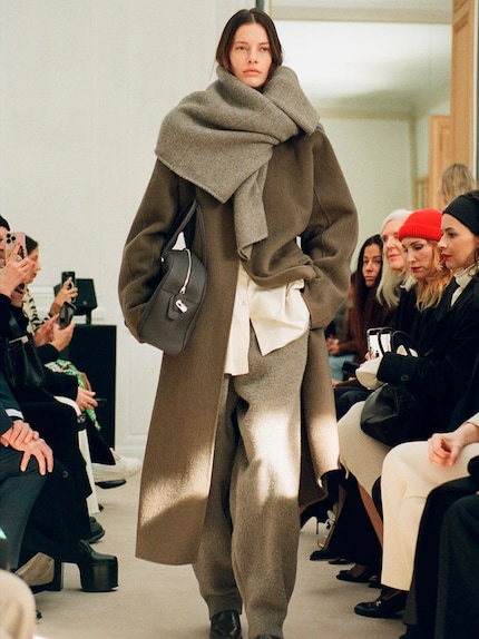 In der Herbst-/Winterkollektion 23 von The Row wurde der Pullover seitlich um den Hals geknotet.