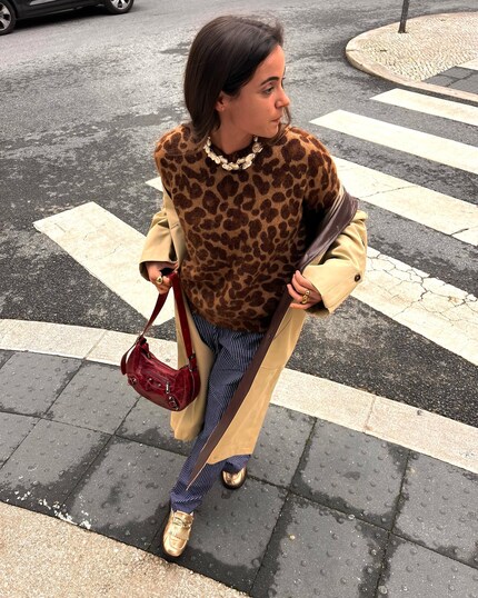 La stampa animale e le borse rosse sono un'accoppiata perfetta per la moda.