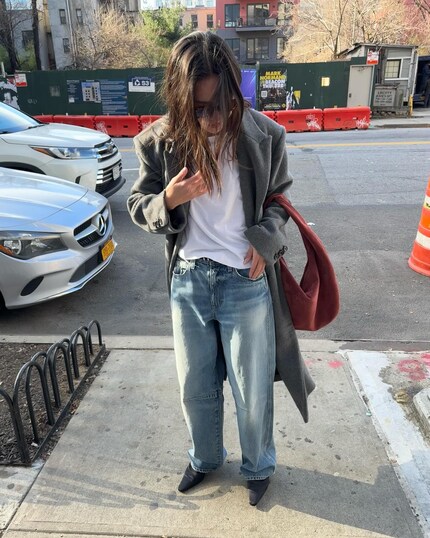 Rote Taschen sind ein cooles Highlight zu schlichten Looks.