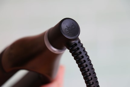 The power cord can be rotated around the axis of the straightener.