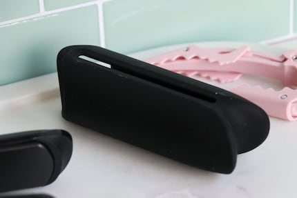 The heat-resistant silicone cap is intended to protect the plates.