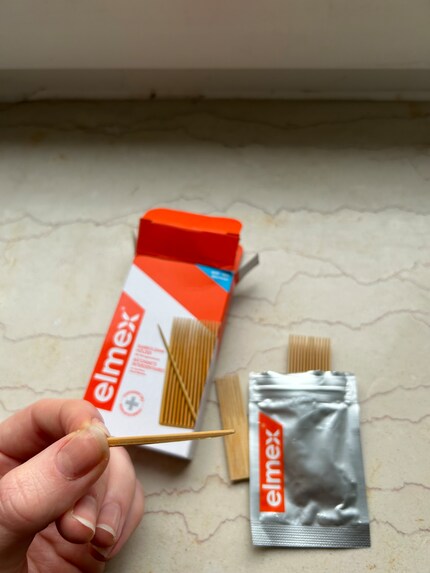 La forma degli stecchini è leggermente triangolare. Il lato superiore è affusolato...