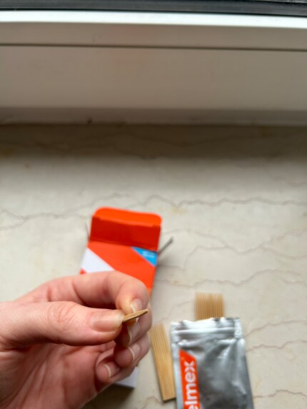 ... mentre quello inferiore è leggermente più largo e piatto: sfruttalo per massaggiare le gengive.