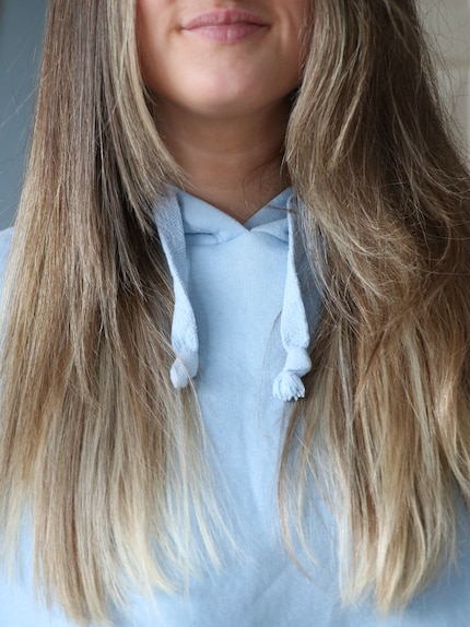 The direct comparison: the straightened hair on the left, the unstyled hair on the right.