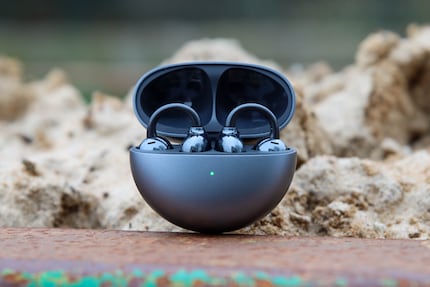 The FreeClip recharge in their case.