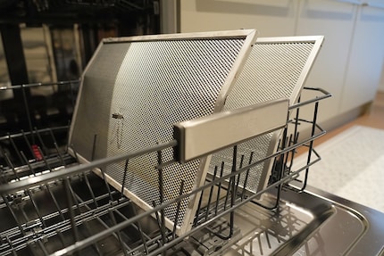 Non è necessario strofinare faticosamente a mano le griglie del filtro. La lavastoviglie lo fa al posto tuo.