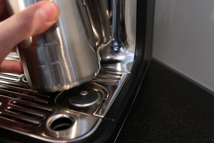 Ein Sensor misst die Temperatur der Milch und sorgt dafür, dass die gewählte Milch im Kännchen beim Aufschäumen nicht überhitzt.