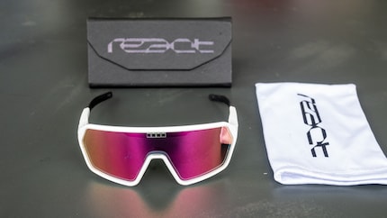 L’étui de rangement (ici dans la variante Nova/White) sert en même temps de chiffon en microfibres très pratique.