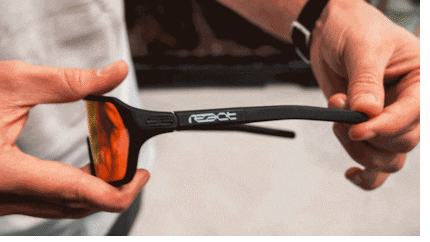 Les branches des lunettes Rev (ici dans la variante Ruby/Black) peuvent se placer dans trois positions. Les extrémités sont mobiles et s’adaptent à la forme de la tête.