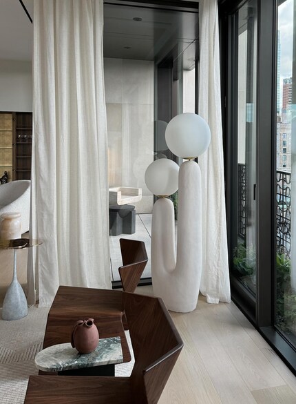 Even though the Oo Lamp is bulky and made of stoneware, its white colour and soft shape give it a delicate look.