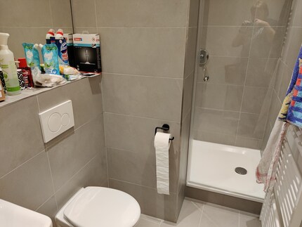 Die Dusche ist neu eingebaut worden. Im Bild sieht man nicht nur mich als Spiegelbild in der Duschscheibe, sondern auch noch einen kleinen Spoiler.