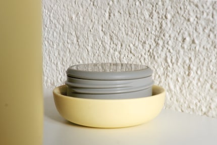 The lid elegantly matches the design of the mug and keeps all liquids in.