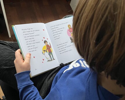 Ist die Geschichte spannend genug, vergisst der kleine Leseanfänger völlig, dass das Lesenlernen auch anstrengend sein kann.