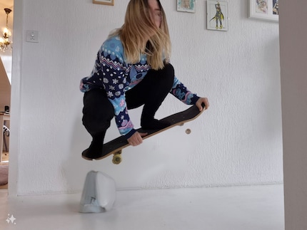 Je l'imaginais un peu plus élégant. L'IA aime inventer de nouveaux objets dans l'image. Est-ce que c'est une Wii ?