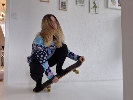 Voici mon modèle. Avec l'IA d'images de Samsung, je veux me hisser dans les airs avec mon skateboard