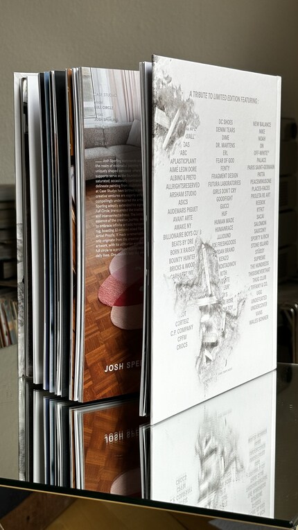 Sogar die Buchrückseite kann sich sehen lassen.