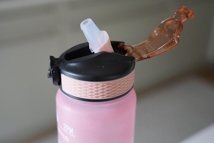 The hinged mouthpiece is located under the lid.