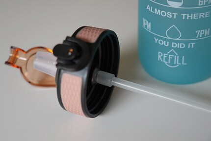 There’s an integrated straw.