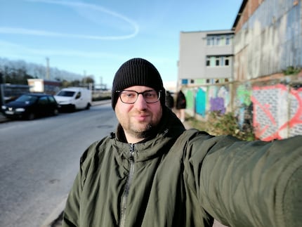 Hintergrund: unscharf, Person: scharf.