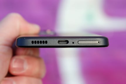 Der 256 Gigabyte große Speicher lässt sich mit einer microSD-Karte erweitern.