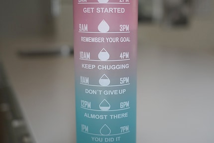 «Don’t give up»: this bottle doubles as motivation coach.
