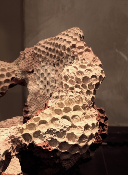 Wenn Plastikverpackungen statt im Abfall in einem Designobjekt landen: Das funktionale Kunstwerk ist aus alter Luftpolsterfolie, Styropor und Zeitungen.