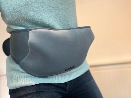 Die Unold-Bettflasche kommt mit einem praktischen Tragegurt. Er ermöglicht es dir, Bauch oder Rücken zu wärmen, während du dich bewegst.