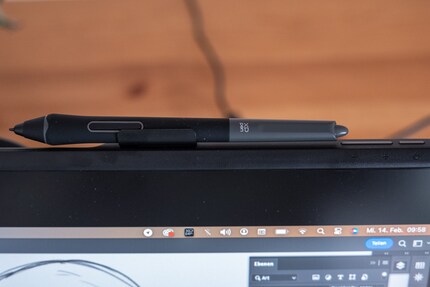 Eine praktische Halterung zum Anklippen des Stifts liegt dem Tablet ebenfalls bei.
