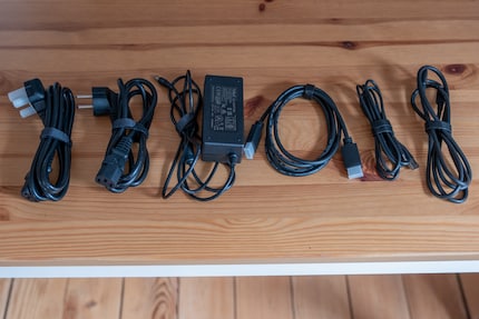 Im Lieferumfang finde ich eine grosse Auswahl an Kabeln.