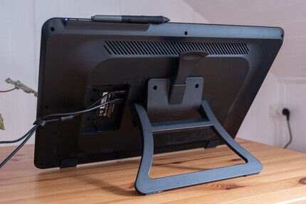 Der Standfuss ist äusserst robust — was bei einem so grossen Tablet wichtig ist.