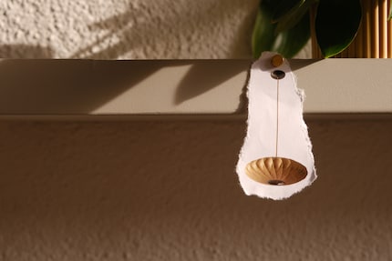 Il paralume della «Bubble Pendant» sembra di seta, ma è costituito da uno strato di plastica sottilissimo.