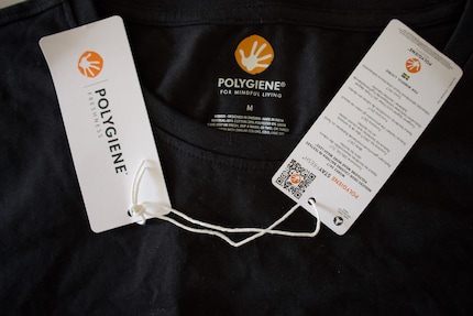 Puoi riconoscere che i tuoi capi di abbigliamento utilizzano la tecnologia polygiene dalle etichette o dal logo stampato.