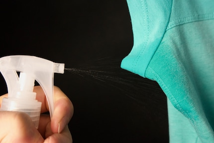 Un inibitore di odore spray: Le magliette sportive rimangono più fresche più a lungo dopo il trattamento.