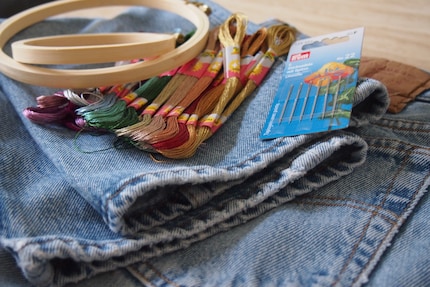 Rien besoin de plus que ces accessoires de tissage et ces ciseaux.