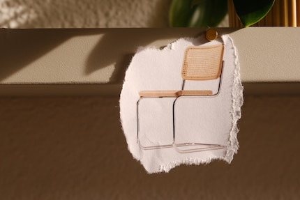 Bella combinazione: l'innovativo tubolare d'acciaio industriale abbinato a materiali tradizionali naturali quali il legno e la paglia di Vienna.