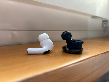 Les PerL Pro sont assez grands et lourds, par exemple en comparaison avec les Airpods Pro d'Apple.