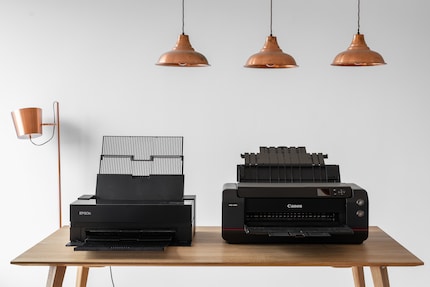 La Canon PRO-1000 est énorme. L’imprimante semble certes plus robuste, mais elle est difficile à déplacer. La mobilité de l’Epson SC-P900, plus petite et plus légère, est un avantage indéniable à mes yeux.