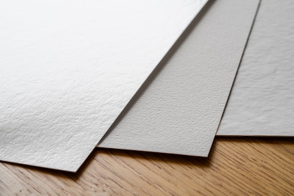 Trois types de papiers Hahnemühle : un à fini satin et deux mats.