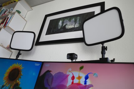 Behind the key lights hangs a collector’s item – extremely limited edition artwork from The Last of Us Part II.