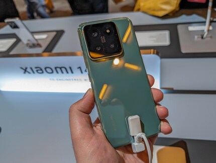 Jade green is the third colour for the Xiaomi 14 alongside black and white.