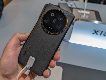 Black and white are available as colour options.