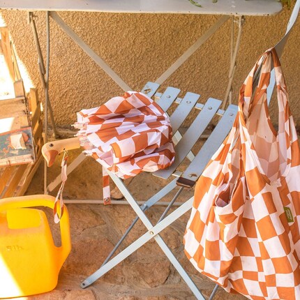 Le motif en damier de ce parapluie Original Duckhead est joli et énergisant.
