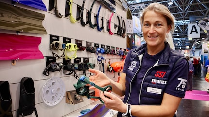 Al salone di sport acquatici di Düsseldorf, Doris spiega cos'è l'apnea.
