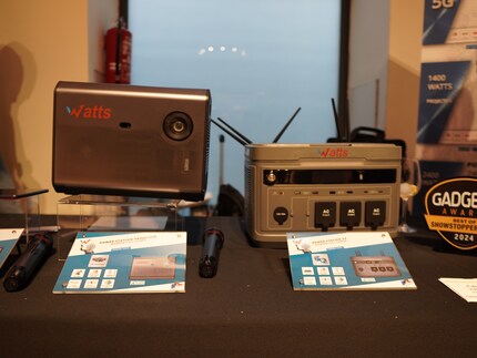 Deux power stations uniques en leur genre : à gauche avec projecteur, à droite avec box 5G.