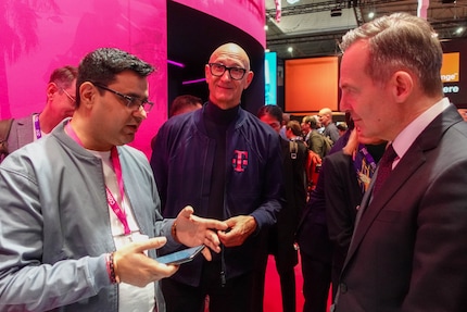 Telekom CEO Tim Höttges shows the Concept AI Phone to the German Federal Minister of Transport and Digital Affairs Volker Wissing.