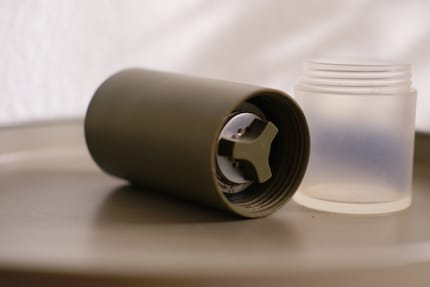 ... et possède un broyeur en acier inoxydable facile à utiliser.