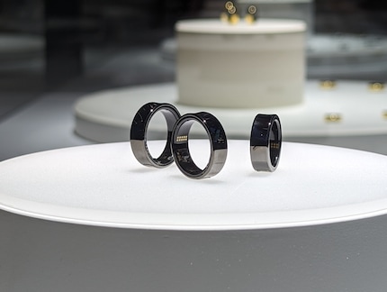 Aussen ist das Design schlicht, innen siehst du Sensoren und Ladepins.