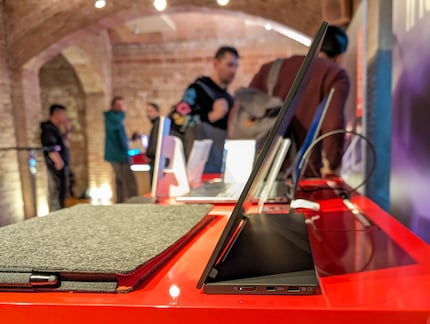 Seitenansicht mit davorliegender Tasche inklusive Touchpen.