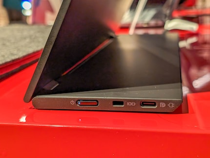 Der zweite USB-C-Anschluss befindet sich auf der anderen Seite des Standfußes.