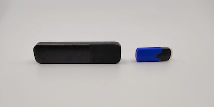 Se non fosse per la cartuccia con beccuccio, potrebbe benissimo passare per una chiavetta USB.
